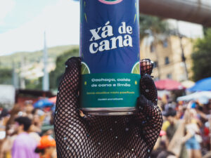 Bebida que mistura caldo de cana, cachaça e limão chega no Carnaval 2025