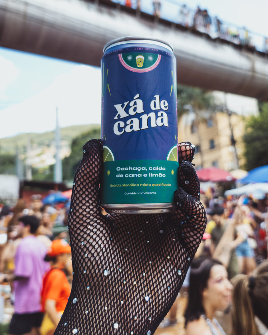 Bebida que mistura caldo de cana, cachaça e limão chega no Carnaval 2025