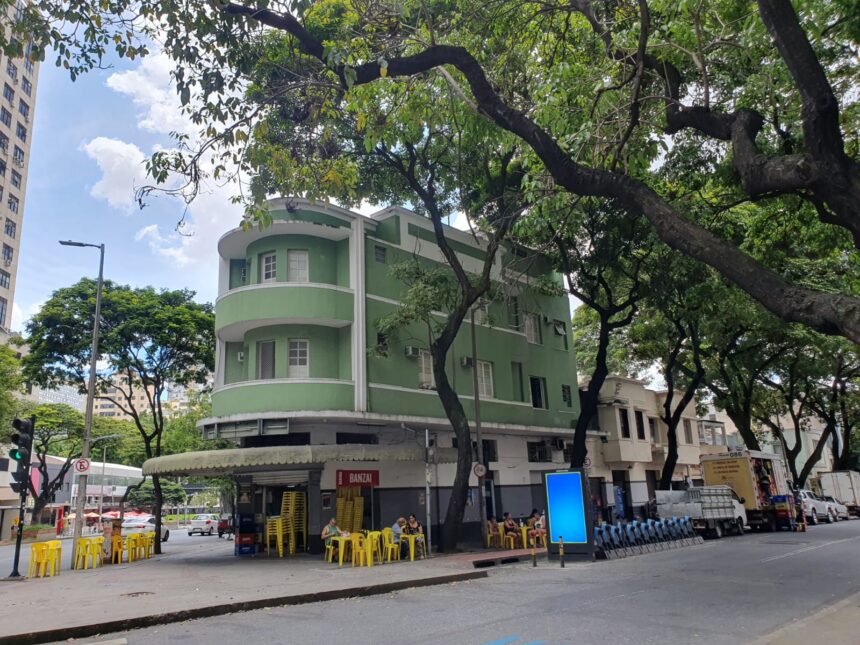 frente do prédio vista da rua