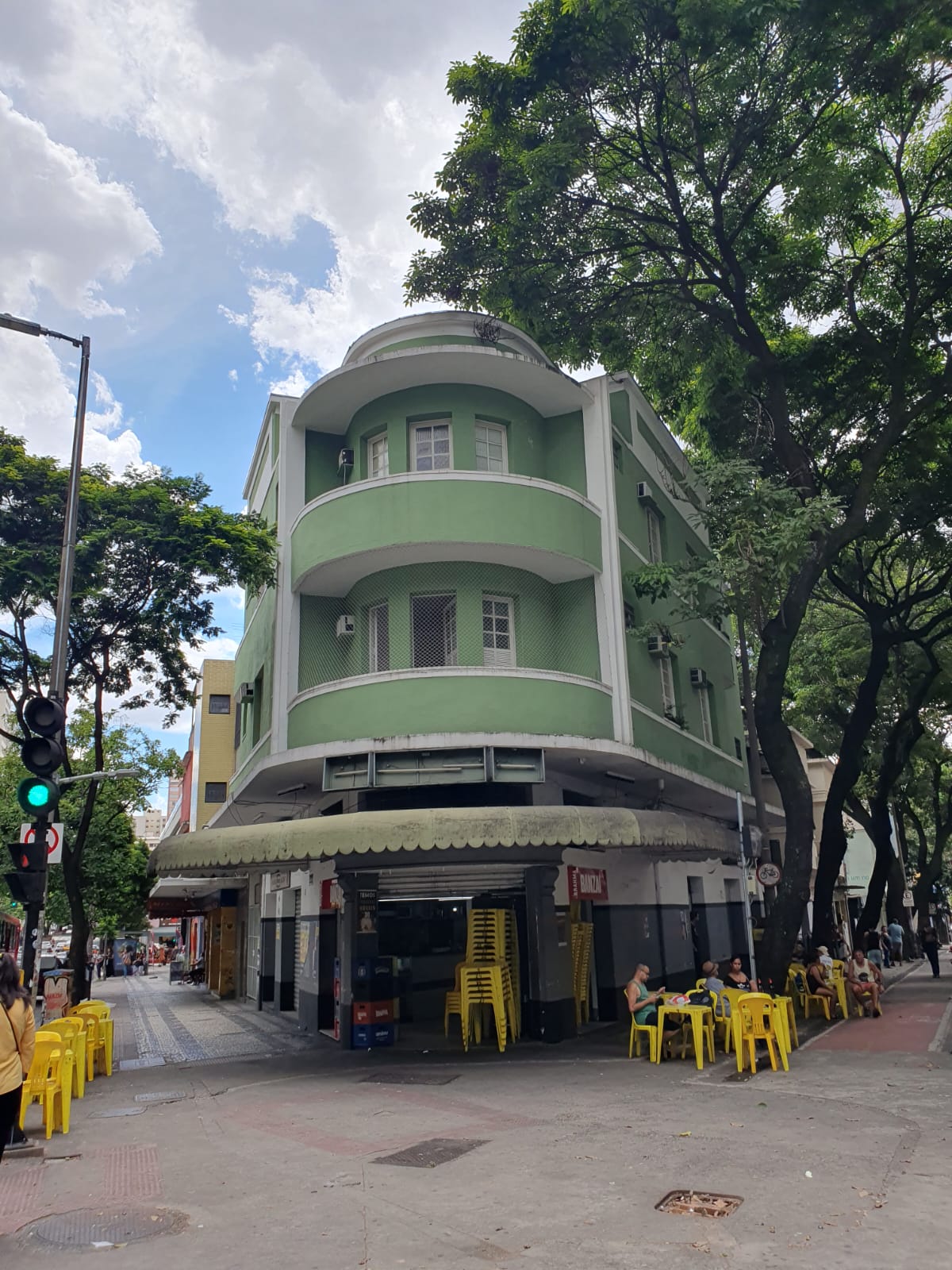 frente do prédio vista da rua - (foto: | Duda Sperandio / Sou BH)
