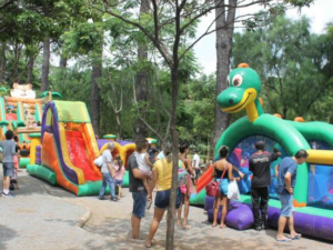 Crianças brincando em brinquedão inflável em parque