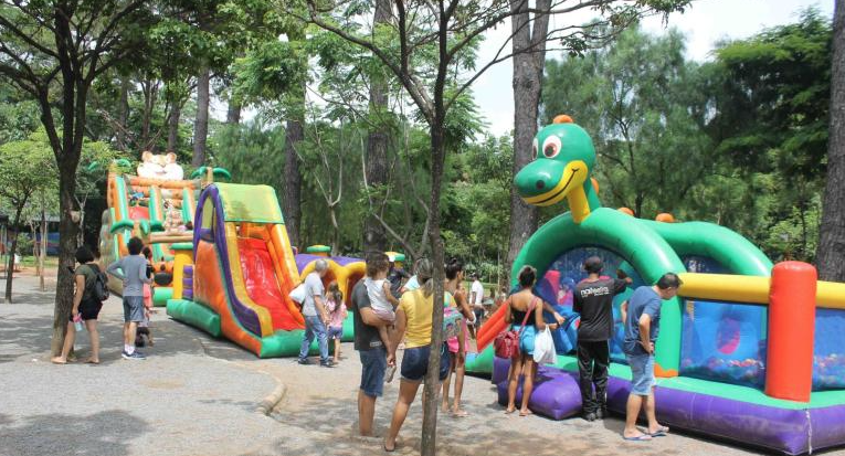 Crianças brincando em brinquedão inflável em parque