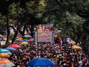 Comerciantes estão autorizados a vender bebidas lacradas e comercializar o uso de banheiros no Carnaval BH 2025