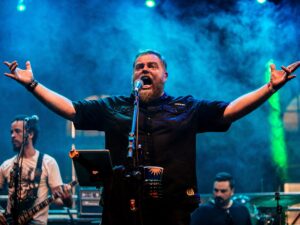 Evento une o espírito do carnaval de rua ao som vibrante do rock n’ roll na Praça JK.