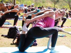 Prática de Yoga no parque contribui para a saúde mental