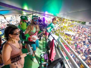 Carnaval 2025 em BH terá festa além dos blocos com shows, poesia e videomapping