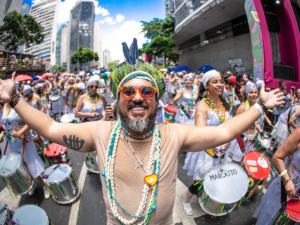 O Carnaval do Porcão é perfeito para quem quer entrar noite adentro, curtindo os melhores sons da folia de BH
