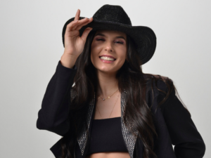 Além da boiadeira, a festa também conta com os shows vibrantes do Deu Samba e do Baile Sacana