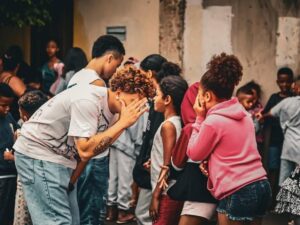 Crianças do Aglomerado da Serra em ação social promovida pelo Lá da Favelinha