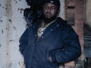 Djonga em foto conceitual para seu novo álbum 'Quanto Mais Eu Como, Mais Fome Eu Sinto'