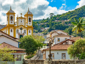 Casas históricas e igreja em Ouro Preto