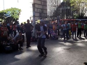 Homem praticando dança de rua na Praça Sete, em BH