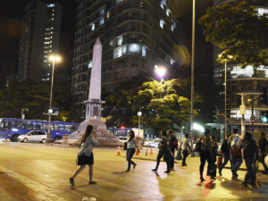 Pessoas andando na Praça 7