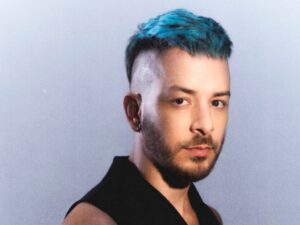 Homem de cabelo azul