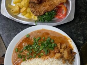 Prato feito do Xok Xok com arroz, feijão, bife, batata e salada