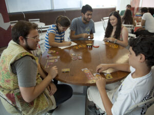 Pessoas jogando jogo de tabuleiro