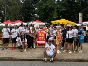 Pessoas de camisa branca