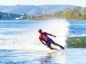 homem praticando esporte na água