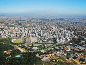 Vista aérea do bairro Buritis, na região Oeste de Belo Horizonte, com destaque para o adensamento urbano, prédios residenciais, áreas verdes e relevo ondulado característico da capital mineira