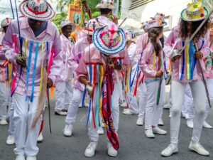 Pessoas dançando congadas