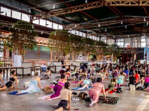 pessoas alongando no yoga