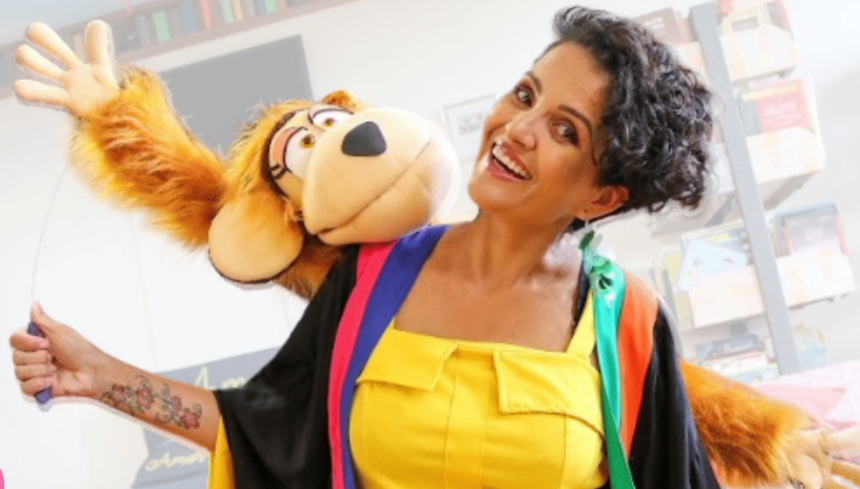 Cartaz colorido do espetáculo de ventriloquia "Nana e Lica: 2 Vozes e um Show!", exibido no Museu dos Brinquedos, em Belo Horizonte. A imagem mostra a artista Nana sorrindo, vestida com roupa colorida, segurando a boneca Macaca Lica, que tem expressão animada. Elementos gráficos infantis como respingos de tinta e bolinhas coloridas decoram o cartaz. No topo, aparecem os apoiadores: Ministério da Cultura, Governo de Minas Gerais, Cemig e Instituto Unimed-BH.