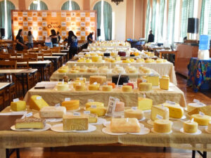 Queijos de diversos tipos em cima de uma grande mesa no concurso de Araxá