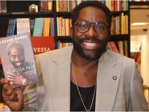 Lázaro Ramos segura seu novo livro 'Na Nossa Pele'
