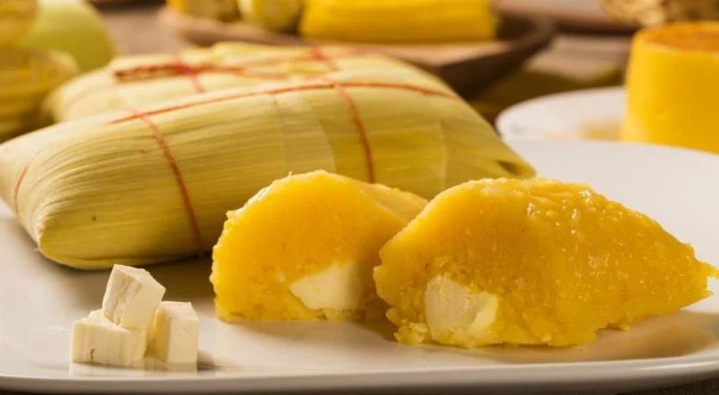 Pamonha recheada com queijo, cortada ao meio