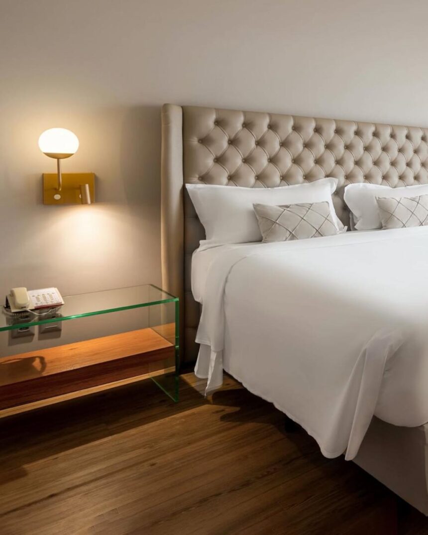 Quarto do Hotel Ouro Minas com cama e luminária