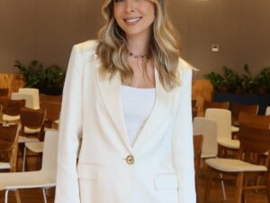 Tatá Estaniecki vestida de branco posando para foto