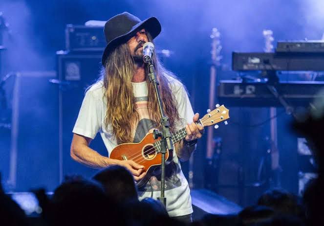 Armandinho contando e tocando em show