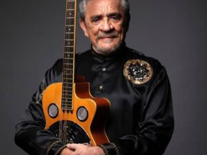 Zé Ramalho segurando violão