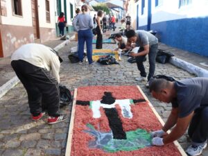 Tapete de serragem sendo montado em Sabará