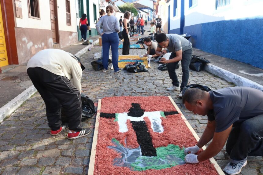 Tapete de serragem sendo montado em Sabará