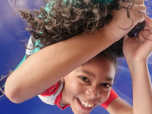 Menina pendurada em tecido