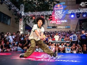 Red Bull Dance Your Style: homem dançando dança de rua