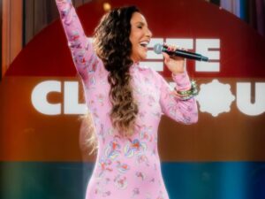 Ivete Sangalo com roupa rosa cantando