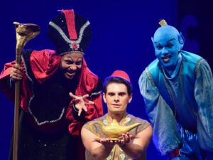 Três homens fantasiados