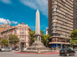 Símbolo da capital ficou anos longe enquanto a praça ganhava novos usos