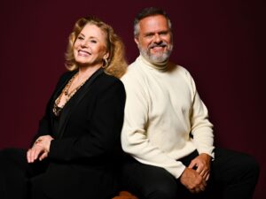 Com questões contemporâneas e universais, como etarismo, igualdade de gênero, sonho, assédio e ética profissional, peça convida o público a refletir