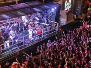 Com estrutura de micareta indoor, o Bloco Vumbora transforma BH em carnaval fora de época