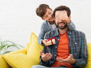 Filho dando presente para pai