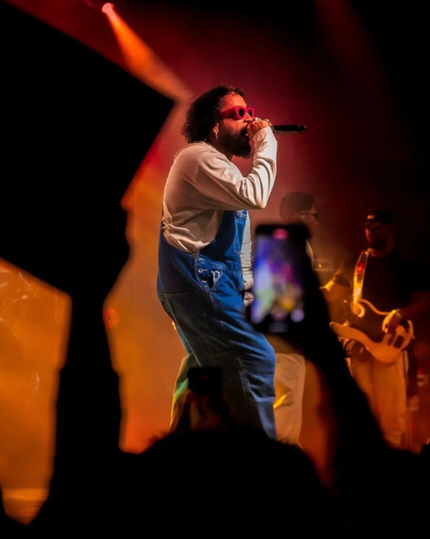 Rapper FBC cantando em show