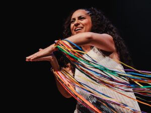 Cantora Aline Calixto, idealizadora do Oni Beijada, durante show