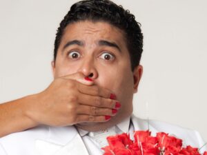 O ator Marcelo Ricco interpreta Jonas, um homem que, em meio a desilusões amorosas, sonha em encontrar uma parceira para dormir de conchinha