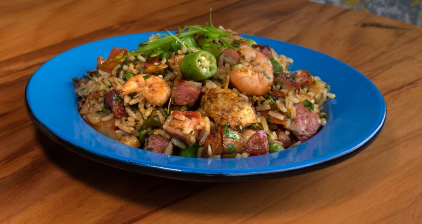 Prato de comida com linguiça, quiabo e arroz