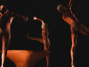 Três bailarinos dançando