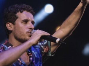 Gustavo Maguá e sua big band fazem a pista ferver ao som de samba-rock, axé e muito mais