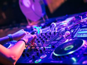 A energia pulsante do Raio Tour invade a Distrital com funk, soul e grooves modernos